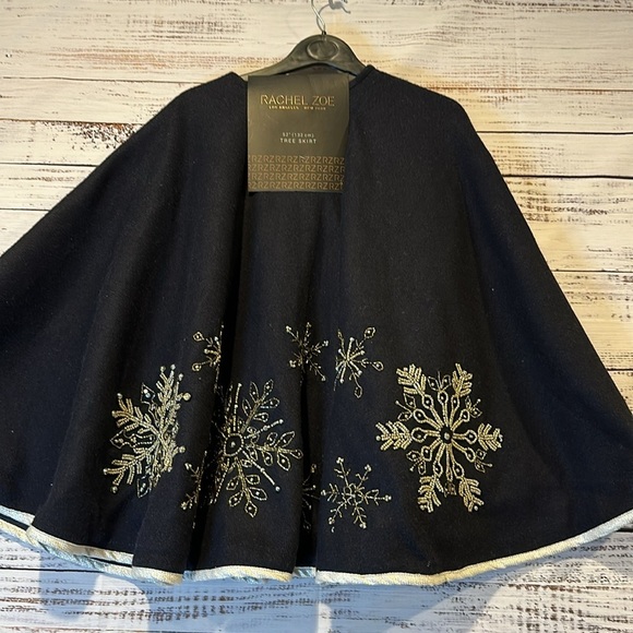 Rachel Zoe Christmas 52” Silver Beaded Sequined‎ Edge Tree Skirt - Picture 2 of 4